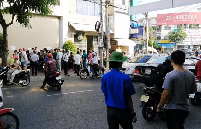 Hàng trăm người dân đến trụ sở Công ty Sao Vàng đòi nợ.
