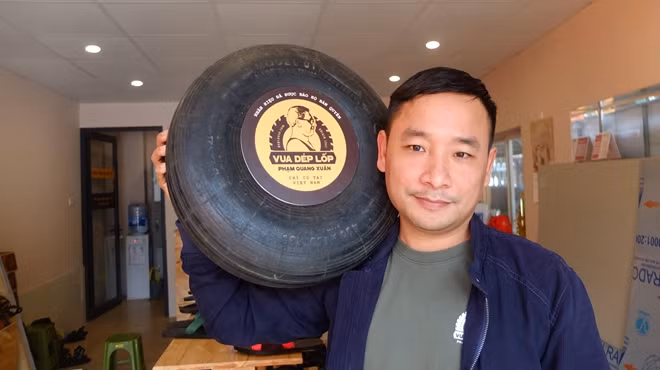 Anh Nguyễn Tiến Cường và thương hiệu "Vua dép lốp".
