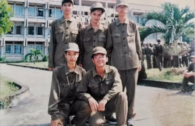 Phan Thành Nam (bên trái, hàng dưới) trong đội hình luyện tập quân sự khi còn là sinh viên năm thứ nhất Trường Đại học Khoa học tự nhiên - Đại học Quốc gia TP Hồ Chí Minh.