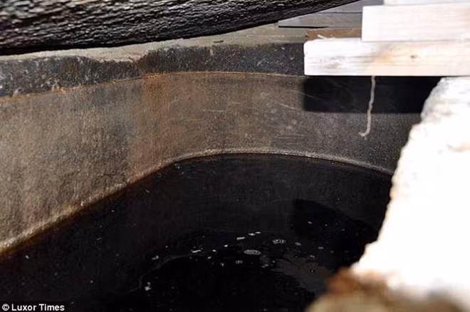 Các bộ hài cốt bị ngâm trong thứ nước màu nâu đỏ bốc mùi hôi.