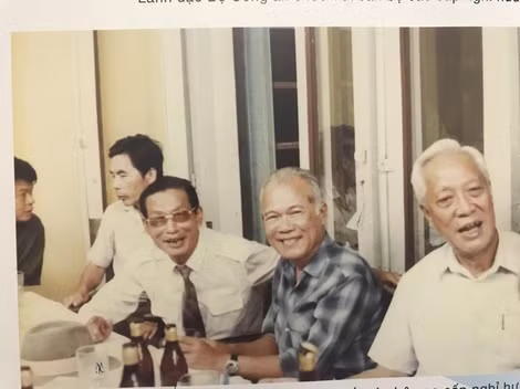 Đại tá Nguyễn Ngọc Sơn (thứ 2 từ trái qua) trong lần họp mặt với đồng đội.