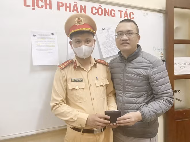 Anh Bùi Việt Thái nhận lại chiếc ví vô tình đánh rơi từ các chiến sĩ CSGT Hà Nội.