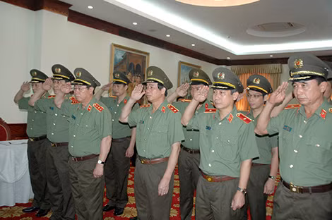 Thứ trưởng Bùi Văn Nam và đoàn đại biểu Bộ Công an tưởng niệm đồng chí Samane Vignaket.