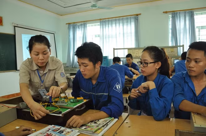Nhiều trường đào tạo nghề phải cam kết giới thiệu việc làm để thu hút học viên.