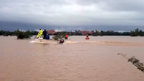 Công an huy động 100% quân số giúp dân chạy lũ.