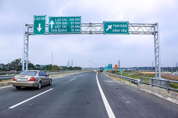 Đường cao tốc Nội Bài - Lào Cai.