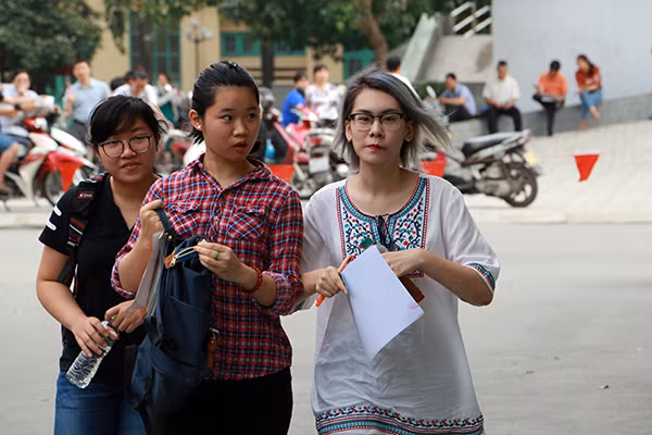 6h45 sáng tại điểm thi THPT Nguyễn Tất Thành, phần lớn thí sinh đã vào phòng thi. Sáng nay, lứa cuối 9X sẽ "khởi động" với môn Văn - bài thi tự luận duy nhất lúc 7h30 và thời gian làm bài 120 phút.