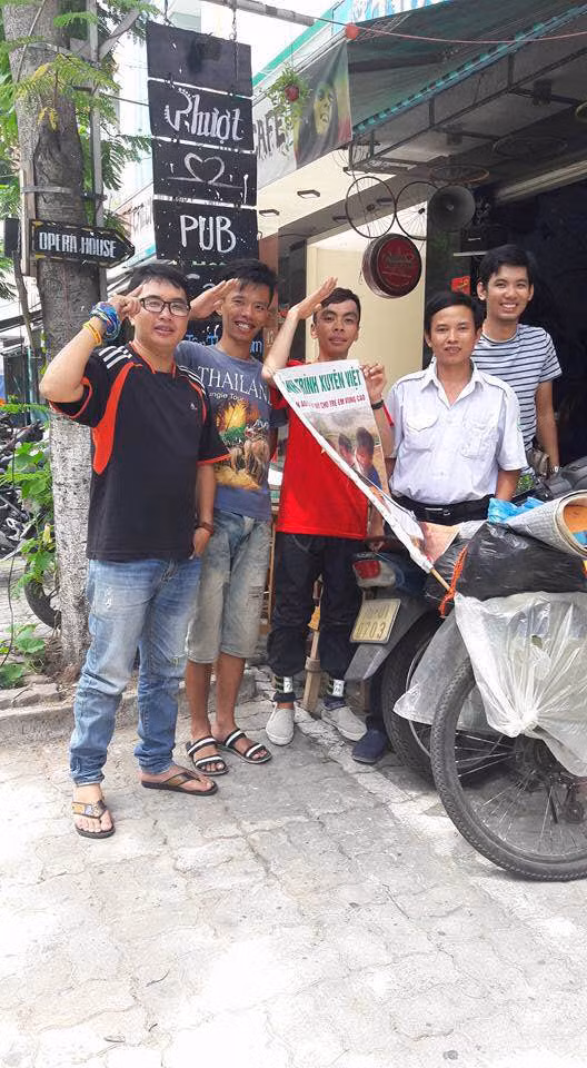 Anh Tâm cùng những người bạn lần đầu gặp mặt.