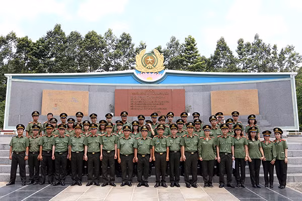 Cán bộ, chiến sĩ A83 báo công tại di tích Ban An ninh Trung ương Cục Miền Nam. Cán bộ, chiến sĩ A83 báo công tại di tích Ban An ninh Trung ương Cục Miền Nam.