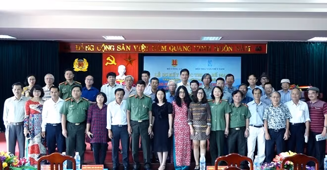 Các Nhà văn chụp ảnh lưu niệm tại Lễ bế mạc Trại sáng tác.