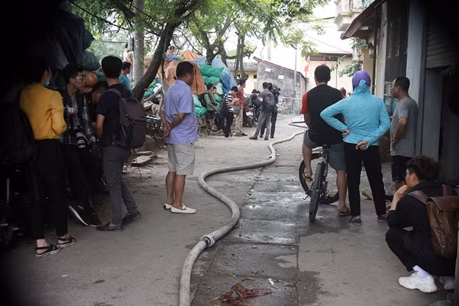 Cách hiện trường khoảng 500 mét, người dân cùng phóng viên báo chí túc trực chờ đợi thông tin tìm kiếm nạn nhân cuối cùng.