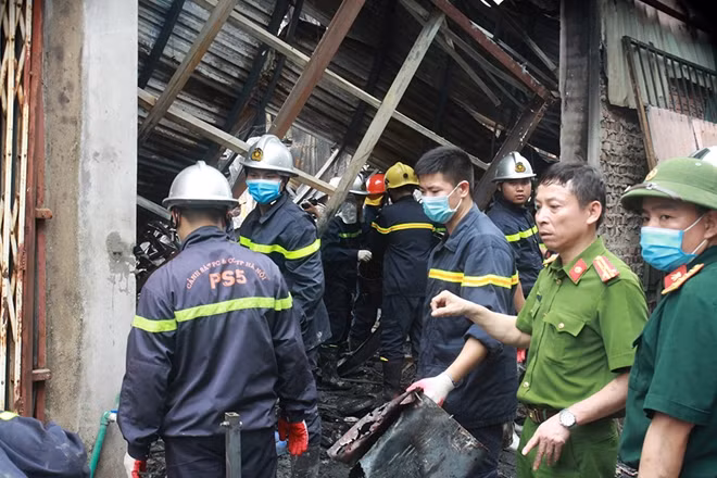 Cảnh sát phải rất vất vả để tiếp cận hiện trường, tháo dỡ hàng hóa, lô cốt. Bên trong nhà xưởng mùi khét của nhựa bốc lên nồng nặc, đứng cách xa vài chục mét vẫn ngửi thấy.