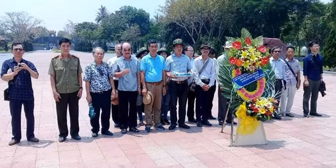 Các nhà văn tham dự Trại sáng tác kính viếng các anh hùng, liệt sĩ ở Thành cổ Quảng Trị.
