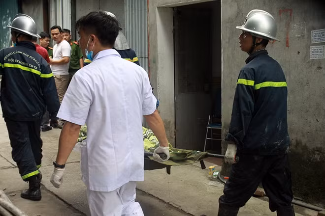 Trước đó, lực lượng chức năng đã đưa ra ngoài 7 thi thể và di chuyển đến nhà xác bệnh viện 198 để làm các thủ tục pháp y. Cả 7 thi thể đều cháy đen, không thể nhận dạng.