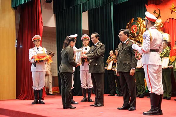 Thiếu tướng Bùi Minh Giám trao Giấy chứng nhận học viên tiêu biểu cho các học viên tại lễ tuyên dương Thiếu tướng Bùi Minh Giám trao Giấy chứng nhận học viên tiêu biểu cho các học viên tại lễ tuyên dương