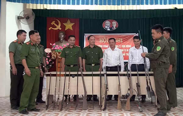 Nhân dân xã Chiềng Sại, huyện Bắc Yên, tỉnh Sơn La giao nộp 15 khẩu súng tự chế
