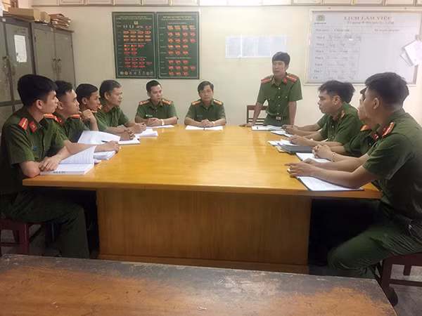 Thiếu úy Lê Ngọc Chung (người đứng) báo cáo sự việc với lãnh đạo Công an thành phố Yên Bái Thiếu úy Lê Ngọc Chung (người đứng) báo cáo sự việc với lãnh đạo Công an thành phố Yên Bái