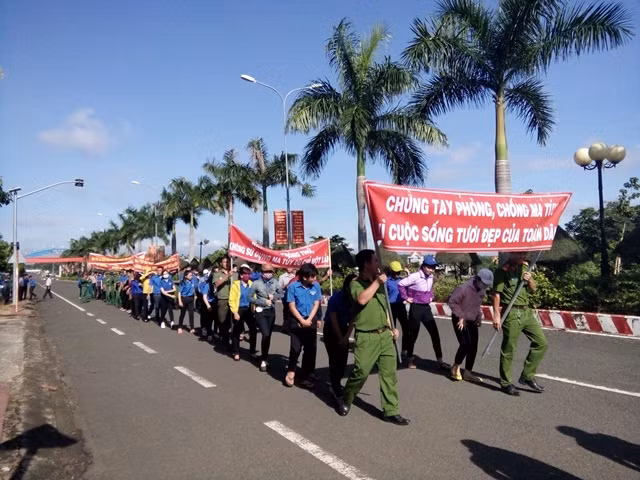 Lực lượng Công an phối hợp với các ban, ngành, đoàn thể tuyên tuyền phòng chống ma túy. Lực lượng Công an phối hợp với các ban, ngành, đoàn thể tuyên tuyền phòng chống ma túy.