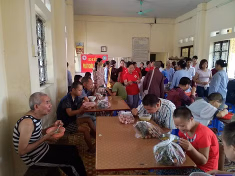 Nụ cười hạnh phúc của những người tại Trung tâm Bảo trợ xã hội tỉnh Hưng Yên.