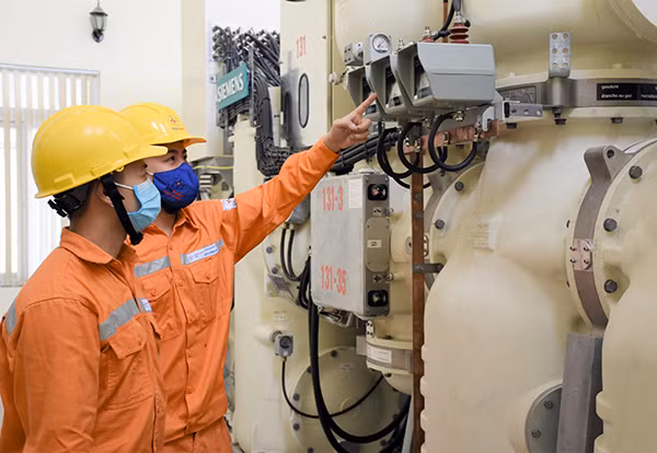 EVNHANOI liên tục kiểm tra tình trạng vận hành của thiết bị.