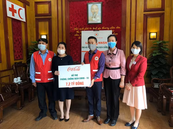 Trung ương Hội Chữ thập đỏ Việt Nam tiếp nhận ủng hộ 7,2 triệu đồng từ Coca-Cola Việt Nam hỗ trợ cho công tác phòng chống dịch tại Việt Nam