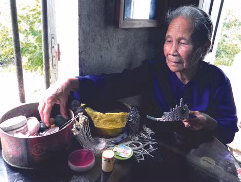 Cụ Đào lần giở những kỷ vật cất giữ bao năm.