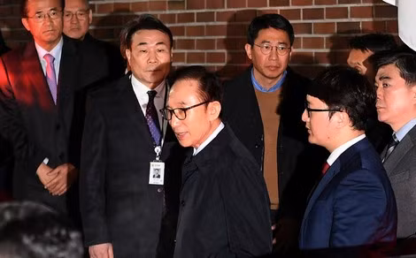 Cựu Tổng thống Hàn Quốc Lee Myung-bak ra toà hôm 5-1-2018. Cựu Tổng thống Hàn Quốc Lee Myung-bak ra toà hôm 5-1-2018.