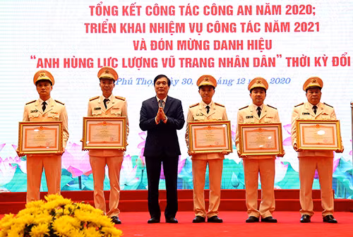 Thừa ủy quyền của Thủ tướng Chính phủ, Bí thư Tỉnh ủy Bùi Minh Châu trao Bằng khen của Thủ tướng Chính phủ tặng các tập thể và cá nhân.