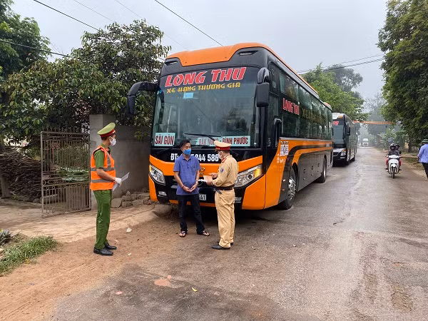 Xe khách không chấp hành yêu cầu dừng vận chuyển hành khách.
