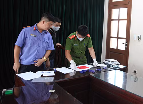 Cơ quan Công an kiểm đếm số hồng phiến thu được.