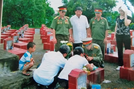 Anh Võ Quốc Hùng và đồng đội đưa hài cốt liệt sĩ Dương Xuân Mỹ về an táng ở Nghĩa trang liệt sĩ xã Nguyên Uý, Kim Bảng, Hà Nam. Anh Võ Quốc Hùng và đồng đội đưa hài cốt liệt sĩ Dương Xuân Mỹ về an táng ở Nghĩa trang liệt sĩ xã Nguyên Uý, Kim Bảng, Hà Nam.