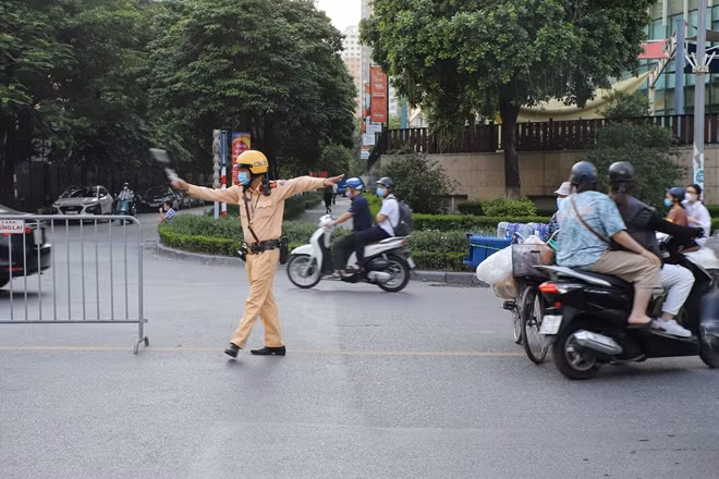 Công an thành phố Hà Nội quán triệt cán bộ, chiến sỹ trong quá trình thực hiện nhiệm vụ phải đảm bảo công tác phòng, chống dịch COVID-19 theo hướng dẫn của ngành Y tế.