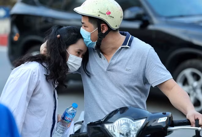 Ghi nhận trong sáng nay, tình hình giao thông Hà Nội khá thuận lợi, không xảy ra ùn tắc trên các tuyến cửa ngõ và các địa điểm thi. Các thí sinh đều vào phòng thi đúng giờ…