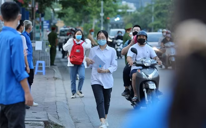 Từ sáng sớm, Công an các phường, xã, quận, huyện trên địa bàn Thủ đô đã triển khai lực lượng xuống từng điểm thi nhằm đảm bảo ANTT, TTATGT giúp phụ huynh và học sinh đến các điểm trường này được thuận tiện và an toàn. Trong suốt quá trình các em làm bài thi, luôn có lực lượng Công an túc trực đề phòng các tình huống đột xuất bất ngờ, không để các tình huống xấu xảy ra.