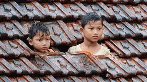 Sự sợ hãi và mệt mỏi hiện lên trên khuôn mặt của hai em nhỏ. Ảnh: Facebook.