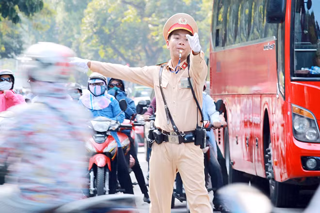 Các chiến sĩ chía sẻ: "Việc liên tục phải đứng trong thời tiết nắng nóng khiến mồ hôi túa ra nhưng không kịp ướt đã khô ngay vì hơi nóng".
