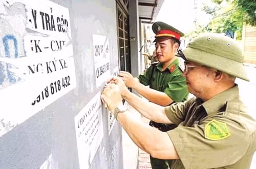 Cán bộ Công an tháo các quảng cáo, tờ rơi liên quan đến “tín dụng đen”. Cán bộ Công an tháo các quảng cáo, tờ rơi liên quan đến “tín dụng đen”.