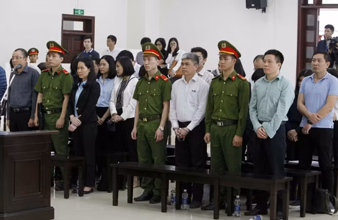 Bị cáo Hà Văn Thắm và đồng phạm tại phiên xử tháng 5-2018