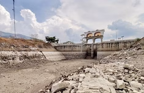 Những công trình thủy lợi cạn kiệt, không có một giọt nước.