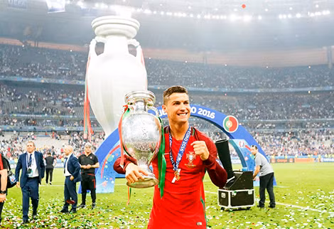 12 năm kể từ ngày lên tuyển, Ronaldo cuối cùng cũng chạm tới vinh quang EURO. 12 năm kể từ ngày lên tuyển, Ronaldo cuối cùng cũng chạm tới vinh quang EURO.