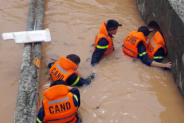 Lực lượng chức năng tìm kiếm cháu Diệp.