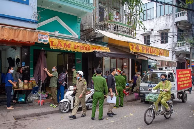 Công an nhắc nhở người dân.