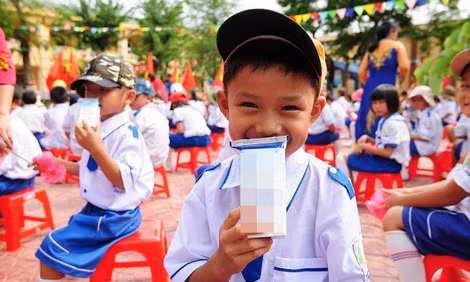 Nhiều phụ huynh e dè vì thông tin sữa còn mù mờ. Nhiều phụ huynh e dè vì thông tin sữa còn mù mờ.