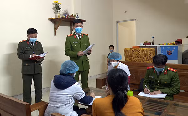 Công an huyện Kim Thành tiến hành truy vết các trường hợp tiếp xúc với các ca nghi nhiễm.