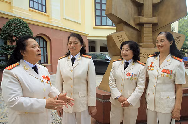 Bà Phạm Thị Thúy Mỳ (ngoài cùng bên phải) hội ngộ cùng đồng đội trong chuyến tham quan Bảo tàng CAND.