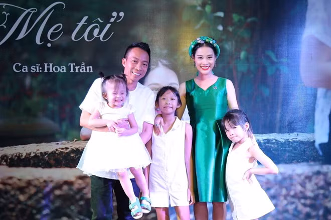Gia đình hạnh phúc của Hoa Trần.