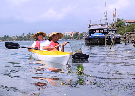 Du khách nước ngoài hăng say bảo vệ môi trường. Du khách nước ngoài hăng say bảo vệ môi trường.