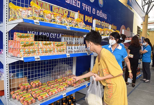 Một thiếu niên tự chọn nhu yếu phẩm tại siêu thị 0 đồng. Một thiếu niên tự chọn nhu yếu phẩm tại siêu thị 0 đồng.