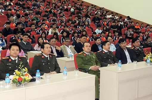 Cuối năm lại diễn trò lố ảnh 2