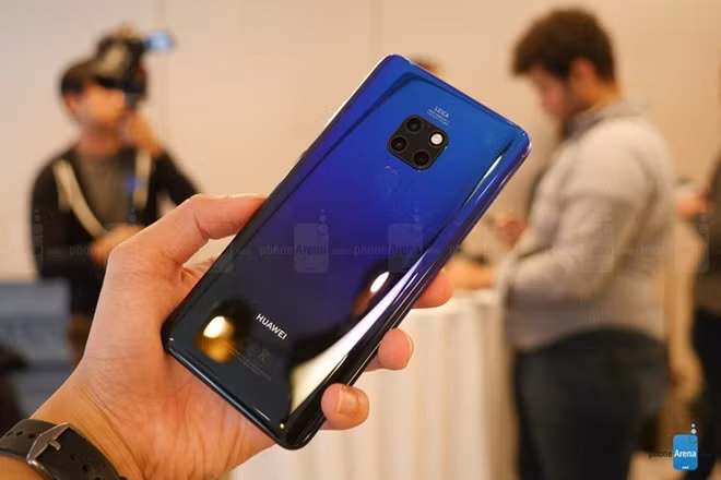 Ngoài ra, Mate 20 Series có tính năng quay clip AI Portrait Color thông minh. Người dùng có thể tùy chọn chủ thể, loại bỏ màu sắc xung quanh và giữ màu chủ thể để làm nổi nhân vật chính. Trong khi đó, AI Spotlight Reel có thể nhận diện nhiều clip có chung một khung cảnh và tự động tạo ra một đoạn phim chỉ có riêng chủ đề hoặc chủ thể đó.